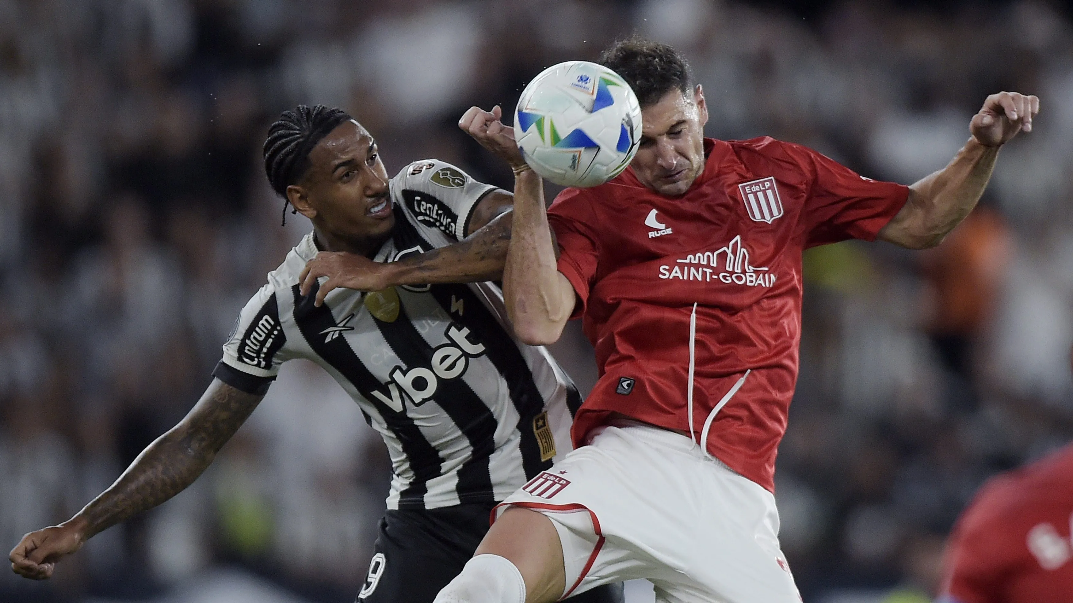 Rwan Cruz jogador do Botafogo disputa lance com Meza jogador do Estudiantes durante partida no estadio Engenhao pelo campeonato Copa Libertadores 2025. Foto: Alexandre Loureiro/AGIF