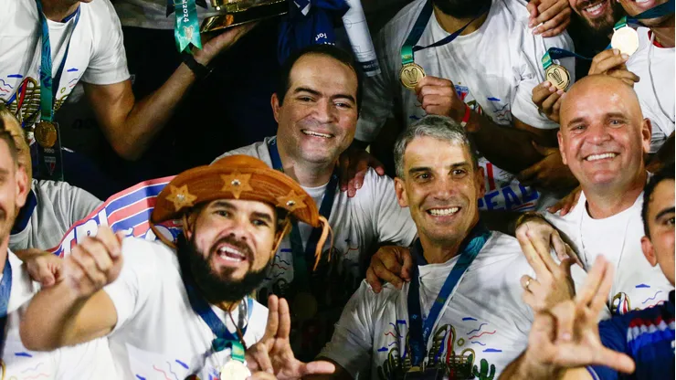 Vovjoda treinador e Marcelo Paz presidente da SAF do Fortaleza levanta a taca de campeao durante cerimonia de premiacao ao final da partida contra o CRB no estadio Rei Pele pela decisao do campeonato Copa Do Nordeste 2024. Foto: Baggio Rodrigues/AGIF