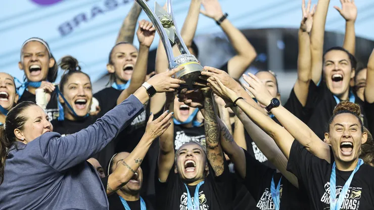 Santos com a taça da Série A2 do Brasileiro Feminino - Foto: Reinaldo Campos/Santos F.C