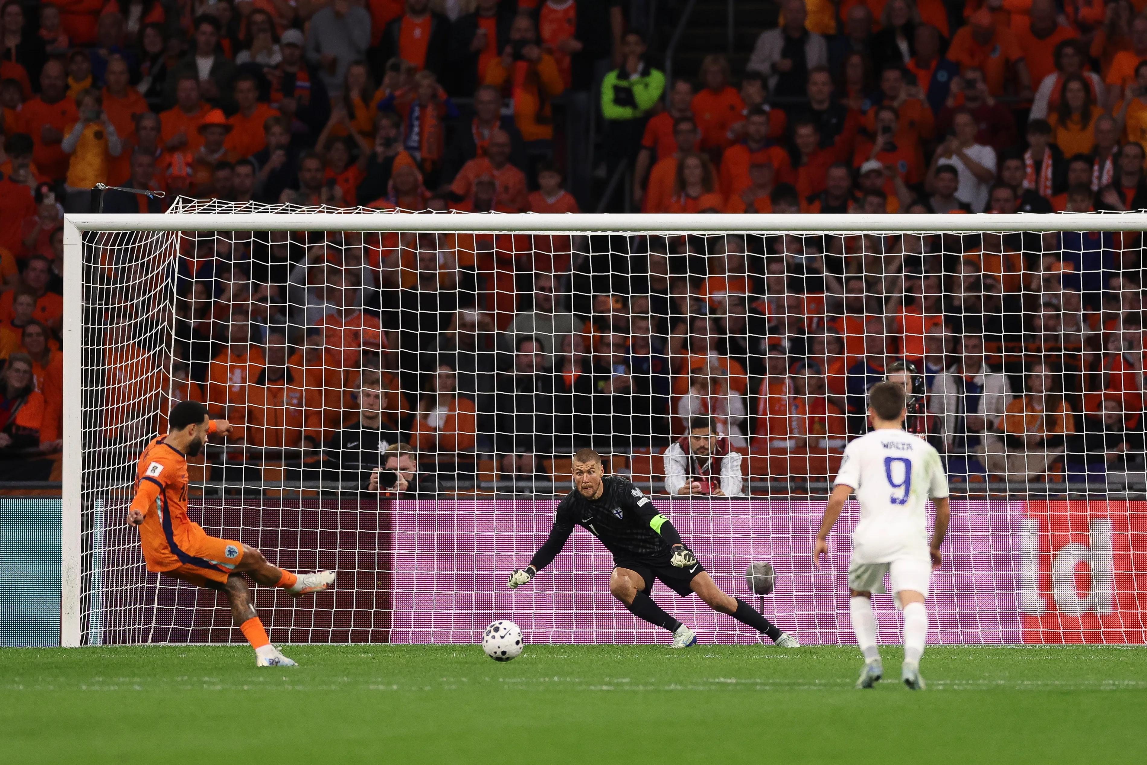 Memphis Depay, da Holanda, marca o terceiro gol da equipe de pênalti durante a partida das Eliminatórias da Copa do Mundo da FIFA 2026. (Photo by Dean Mouhtaropoulos/Getty Images)