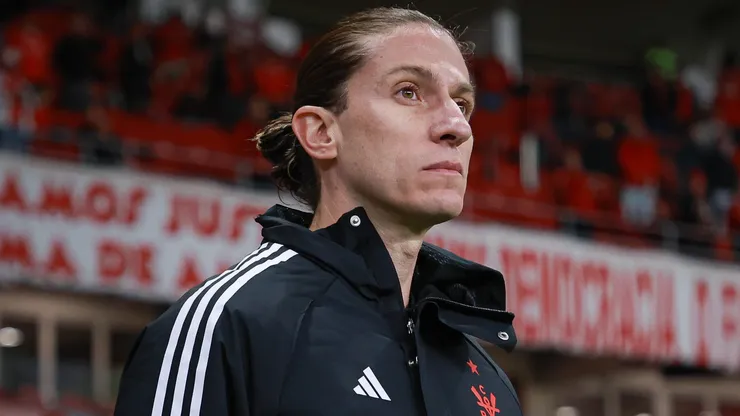Vitorioso em 2025, Filipe Luís continua no comando do Flamengo para 2026