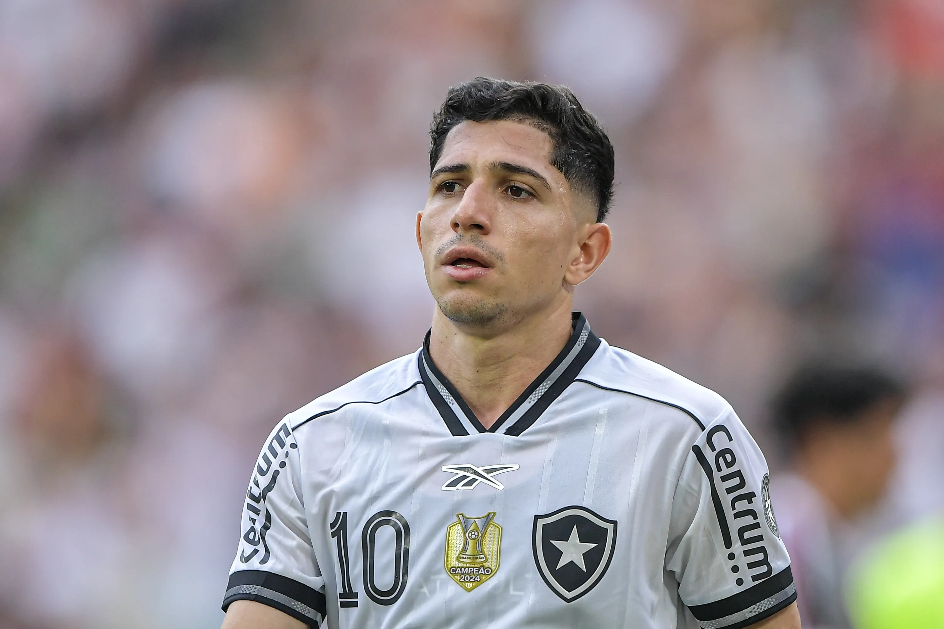 RJ – RIO DE JANEIRO – 28/09/2025 – BRASILEIRO A 2025, FLUMINENSE X BOTAFOGO – Savarino jogador do Botafogo durante partida contra o Fluminense no estadio Maracana pelo campeonato Brasileiro A 2025. Foto: Thiago Ribeiro/AGIF