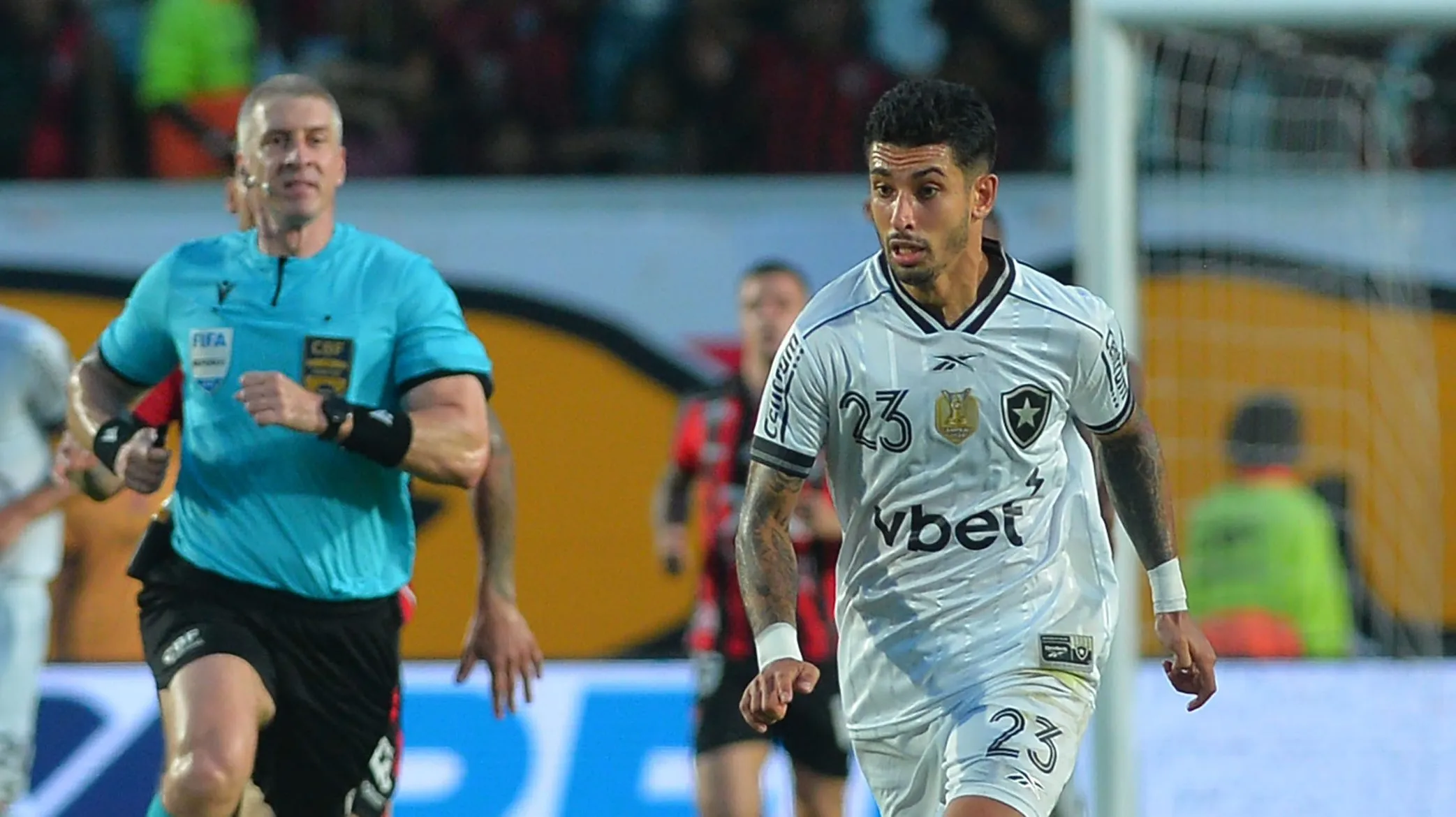 Santiago Rodriguez jogador do Botafogo durante partida contra o Vitoria no estadio Barradao pelo campeonato Brasileiro A 2025. Foto: Walmir Cirne/AGIF