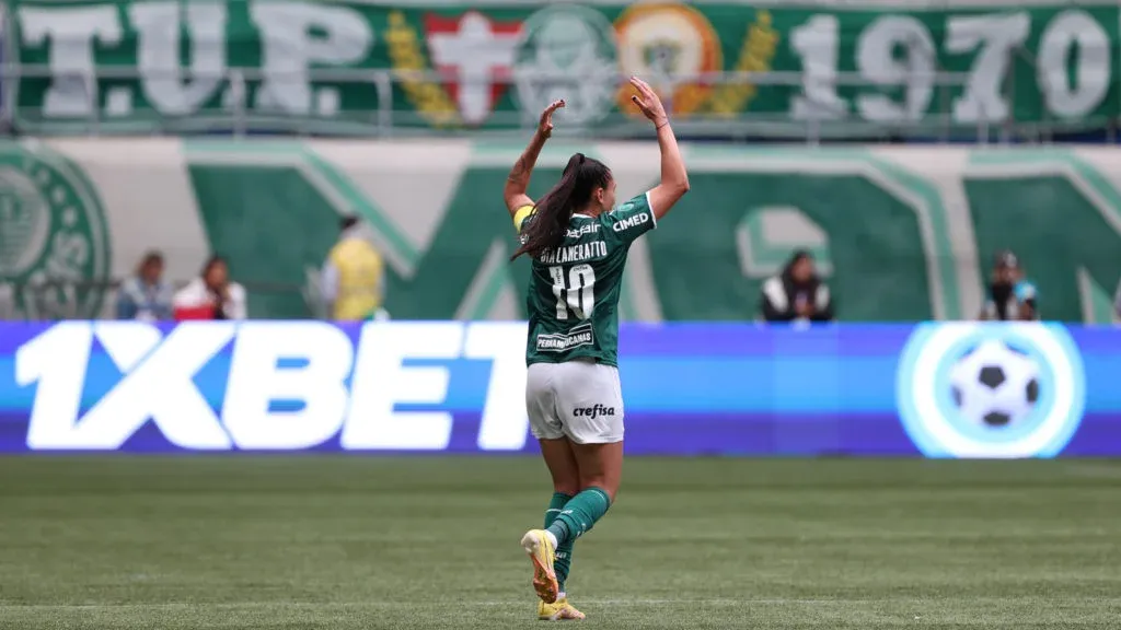 Bia Zaneratto com a camisa do Palmeiras
