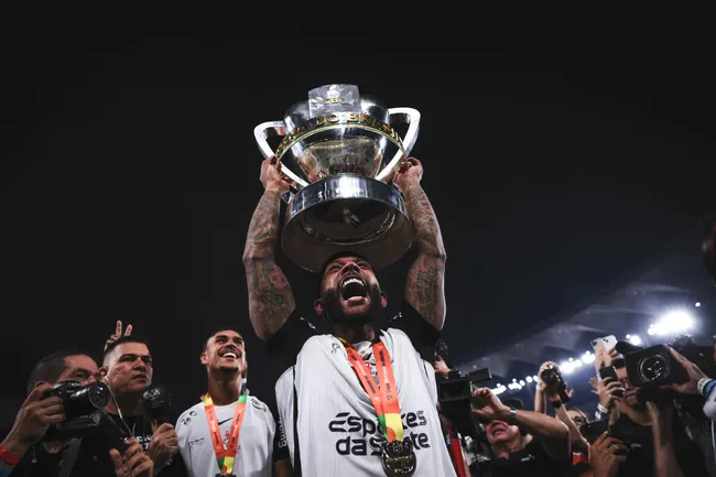 Memphis Depay jogador do Corinthians levanta a taça de campeão ao final da partida contra o Vasco no Maracanã pela Copa Do Brasil 2025. Foto: Ettore Chiereguini/AGIF