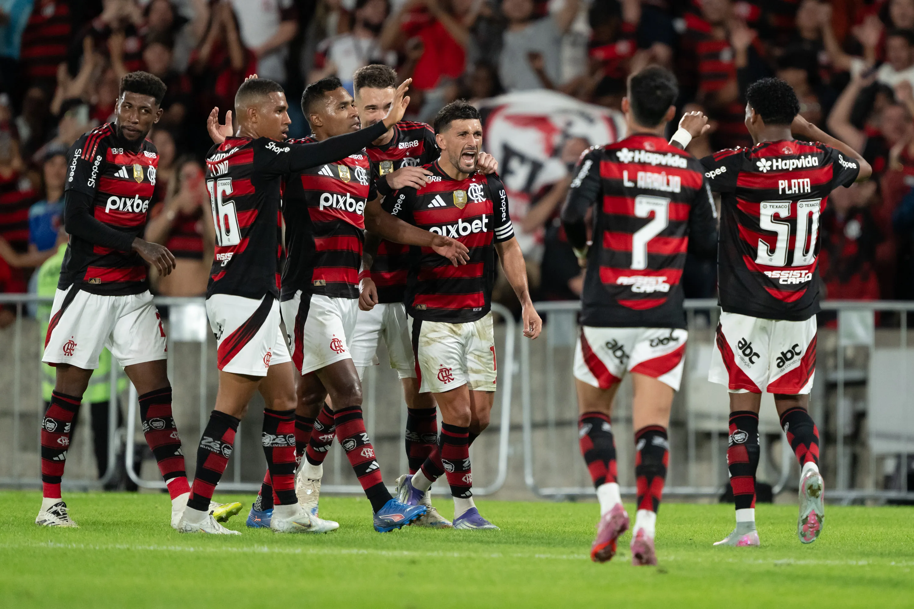 Plata jogador do Flamengo comemora seu gol com De Arrascaeta jogador da sua equipe durante partida contra o Mirassol. Foto: Jorge Rodrigues/AGIF