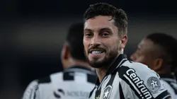 Alex Telles jogador do Botafogo comemora seu gol durante partida contra o Vasco no estádio Engenhão pelo campeonato Brasileiro A 2025.