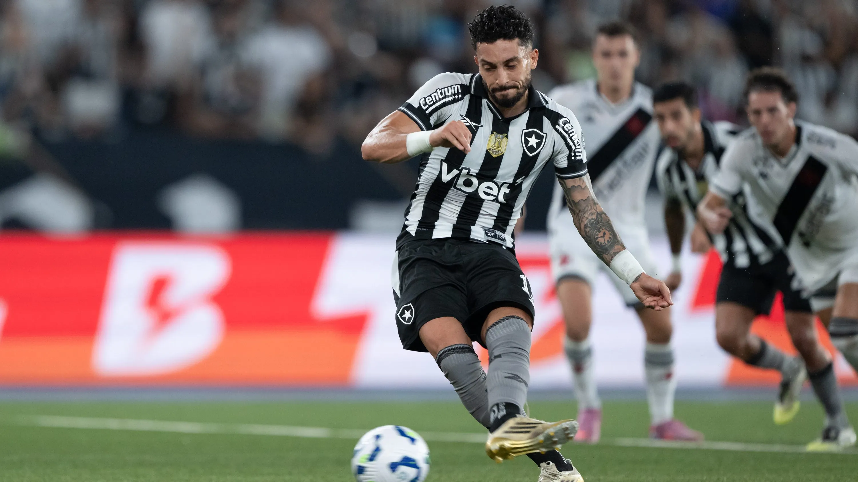 Alex Telles jogador do Botafogo cobra penalti durante partida contra o Vasco no estádio Engenhão pelo campeonato Copa Do Brasil 2025 – Foto: Jorge Rodrigues/AGIF