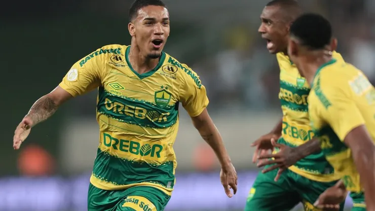 MT - CUIABA - 02/07/2023 - BRASILEIRO A 2023, CUIABA X SANTOS - Denilson jogador do Cuiaba comemora seu gol durante partida contra o Santos no estadio Arena Pantanal pelo campeonato Brasileiro A 2023. Foto: Gil Gomes/AGIF
