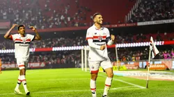 SP - SAO PAULO - 30/06/2024 - BRASILEIRO A 2024, SAO PAULO X BAHIA - Calleri jogador do Sao Paulo comemora seu gol de Luciano com Luiz Gustavo jogador da sua equipe durante partida contra o Bahia no estadio Morumbi pelo campeonato Brasileiro A 2024. Foto: Marco Miatelo/AGIF