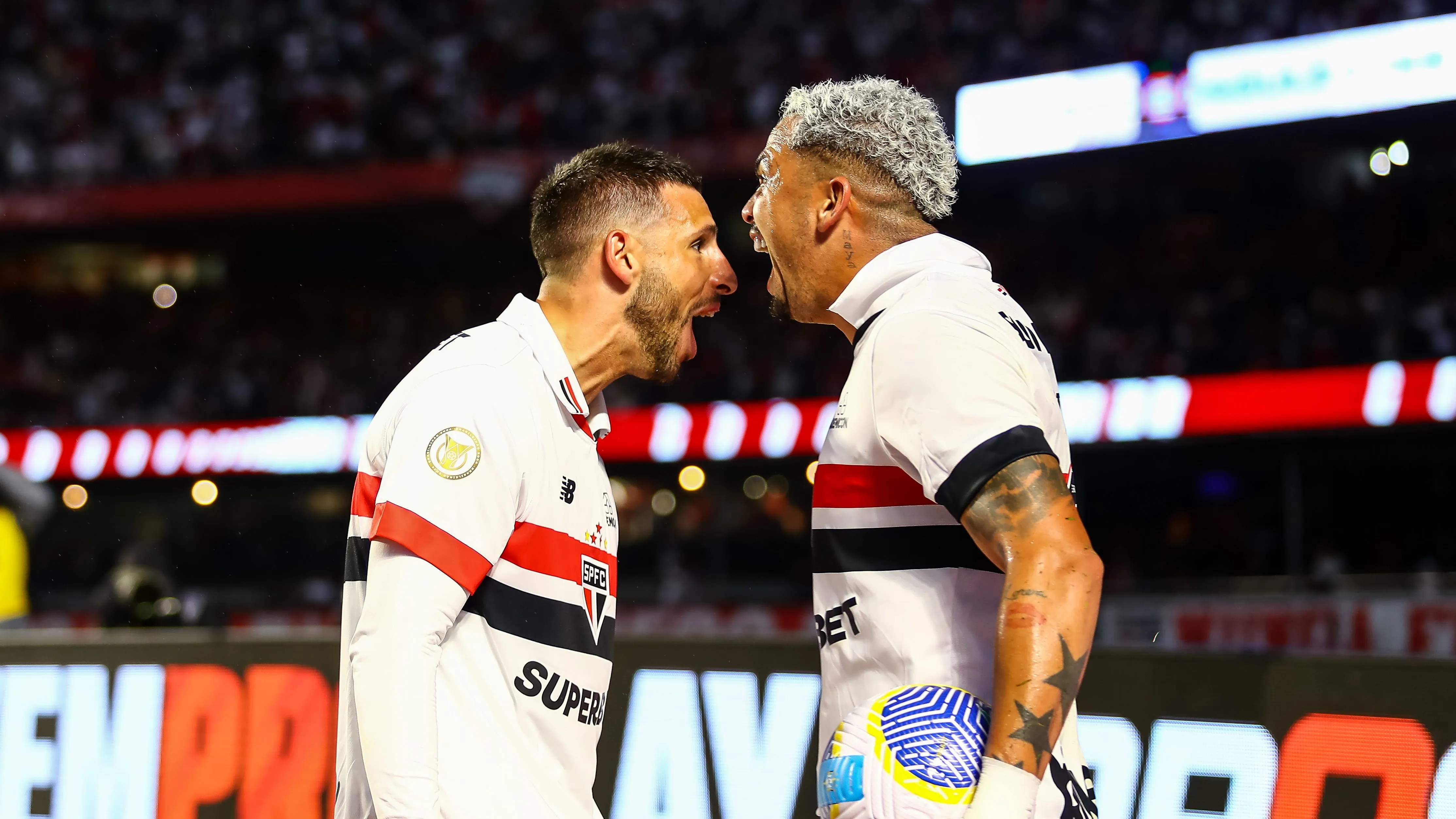 SP – SAO PAULO – 30/06/2024 – BRASILEIRO A 2024, SAO PAULO X BAHIA – Luciano jogador do Sao Paulo comemora seu gol com Calleri jogador da sua equipe durante partida contra o Bahia no estadio Morumbi pelo campeonato Brasileiro A 2024. Foto: Marco Miatelo/AGIF