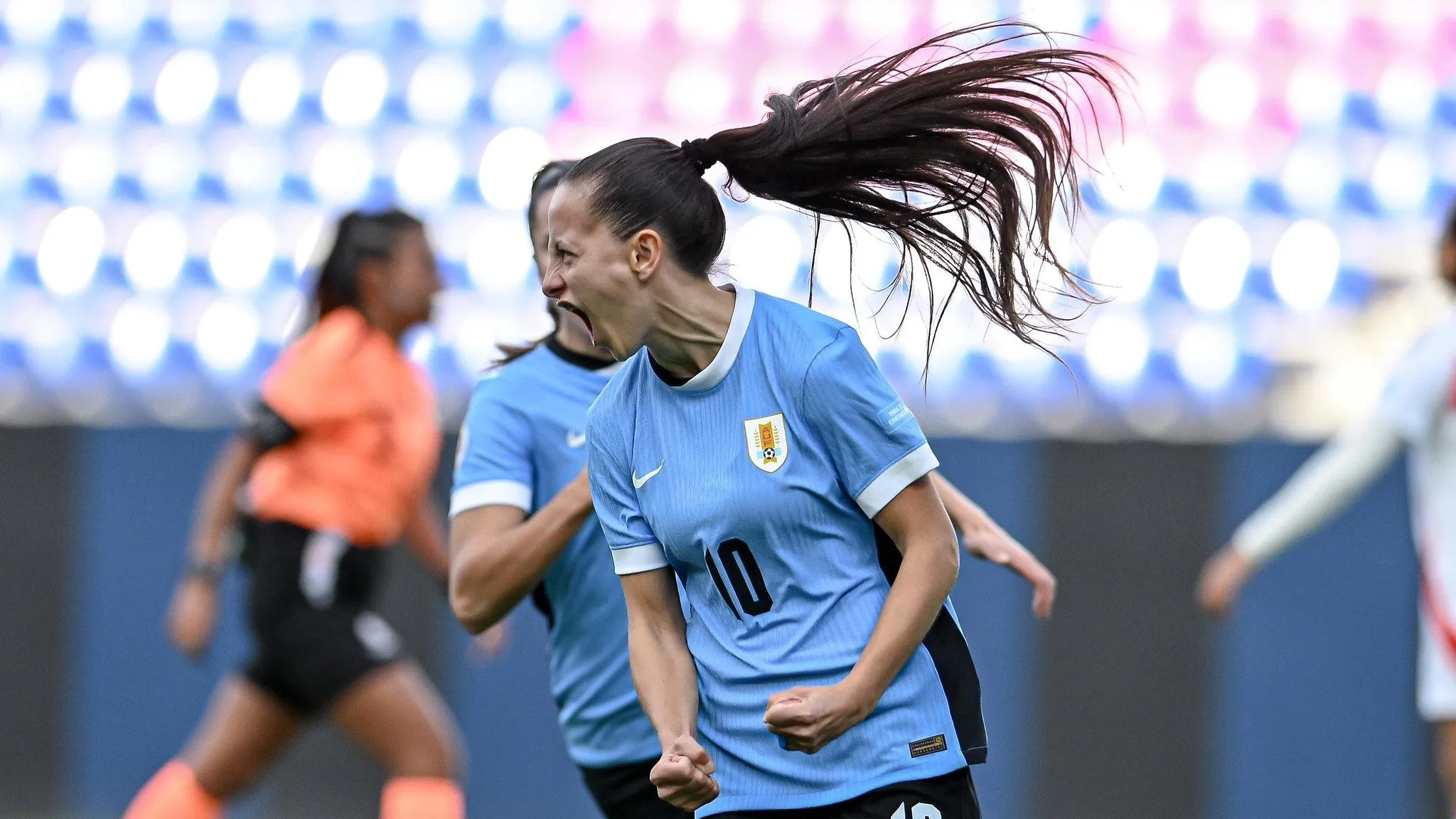 Belen Aquino em campo com a Seleção do Uruguai