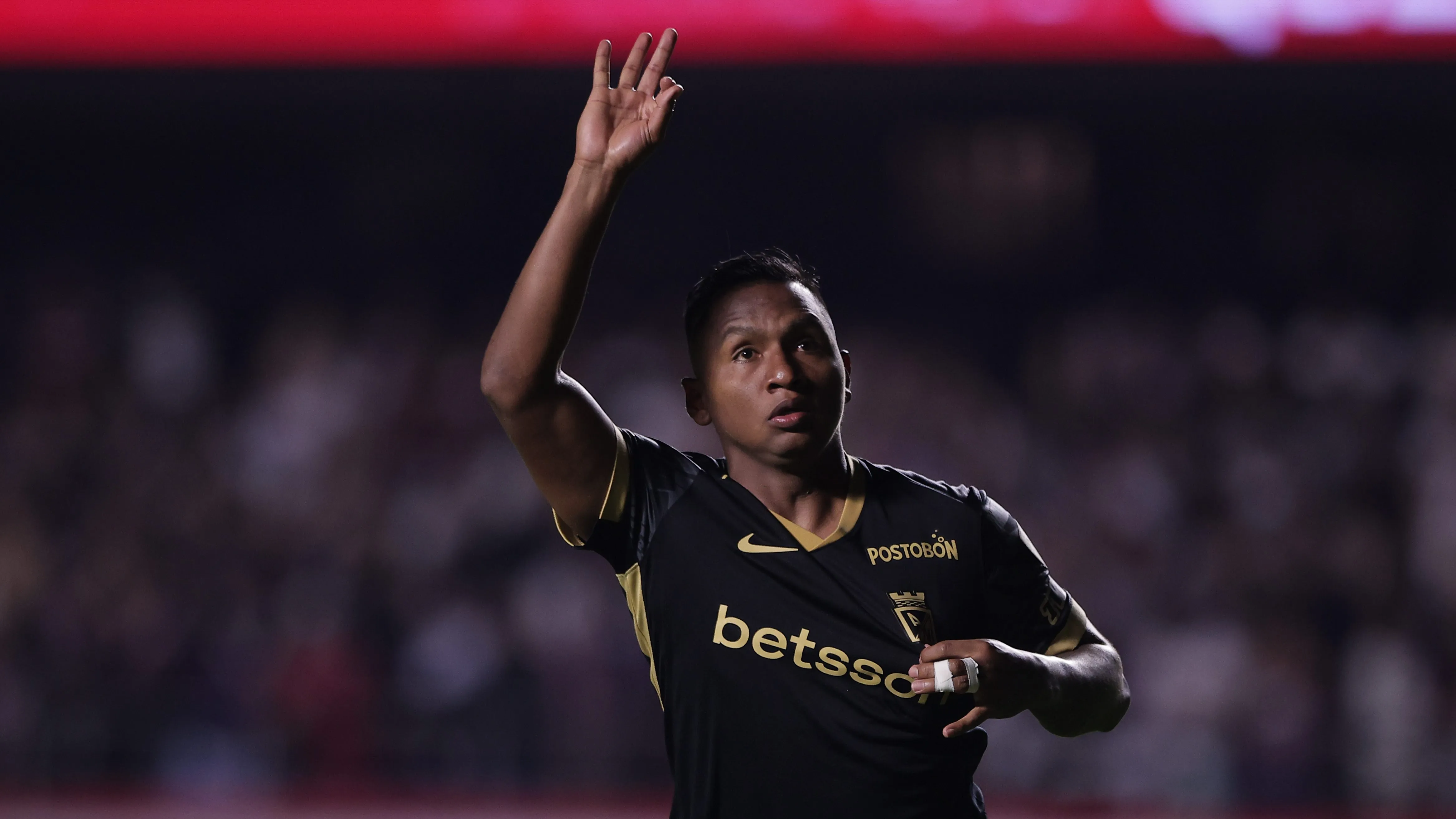 Alfredo Morelos jogador do Atlético Nacional comemora gol marcado de pênalti em decisão durante partida contra o São Paulo no estádio Morumbi pelo campeonato Copa Libertadores 2025. Foto: Ettore Chiereguini/AGIF