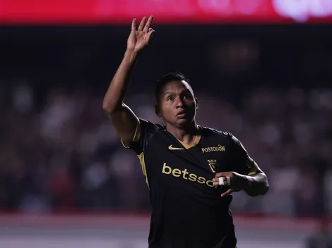 Santos aguarda Morelos e avalia futuro do atacante