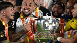 RJ - RIO DE JANEIRO - 21/12/2025 - COPA DO BRASIL 2025, VASCO X CORINTHIANS - Maycon jogador do Corinthians levanta a taca de campeao durante cerimonia de premiacao ao final da partida contra o Vasco no estadio Maracana pela decisao do campeonato Copa Do Brasil 2025. Foto: Jorge Rodrigues/AGIF