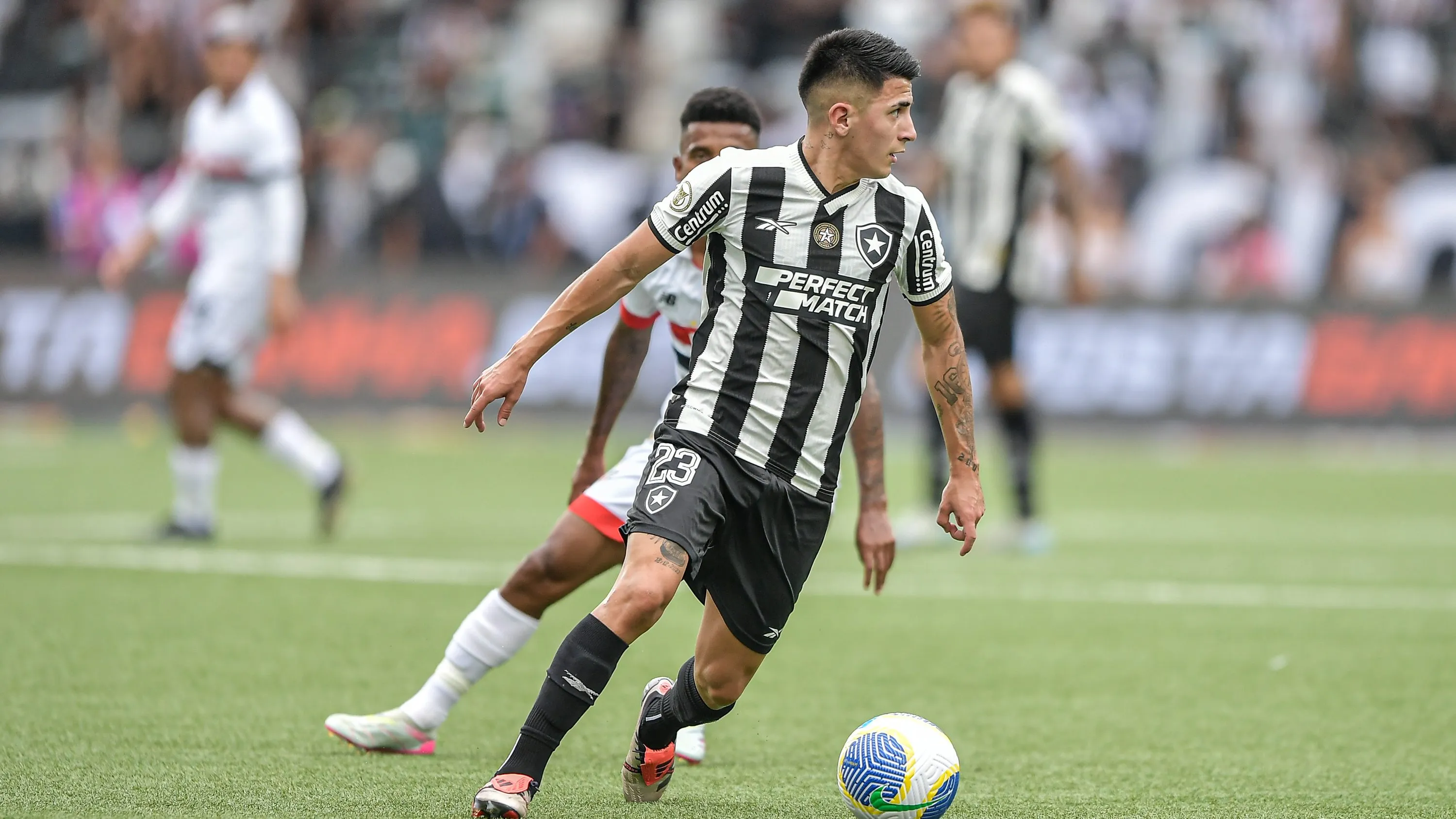 RJ – RIO DE JANEIRO – 08/12/2024 – BRASILEIRO A 2024, BOTAFOGO X SAO PAULO – Almada jogador do Botafogo durante partida contra o Sao Paulo no estadio Engenhao pelo campeonato Brasileiro A 2024. Foto: Thiago Ribeiro/AGIF