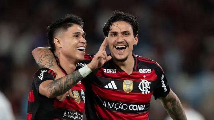 Luiz Araujo jogador do Flamengo comemora seu gol com Pedro jogador da sua equipe