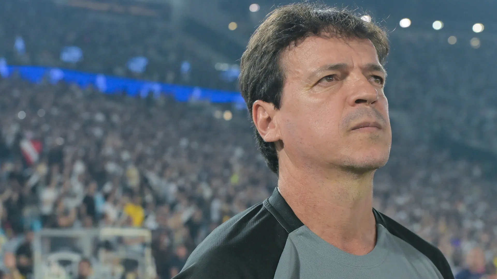 Fernando Diniz durante partida do Vasco – Foto: Thiago Ribeiro/AGIF