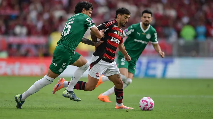 Arrascaeta em ação pelo Flamengo contra o Palmeiras - Foto: Thiago Ribeiro/AGIF