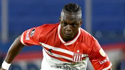 Atacante tem o futuro incerto - Foto: Christian Alvarenga/Getty Images.