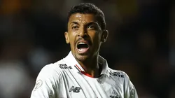 Luiz Gustavo, volante do São Paulo em partida pelo campeonato brasileiro (Foto: Pedro H. Tesch/Getty Images)