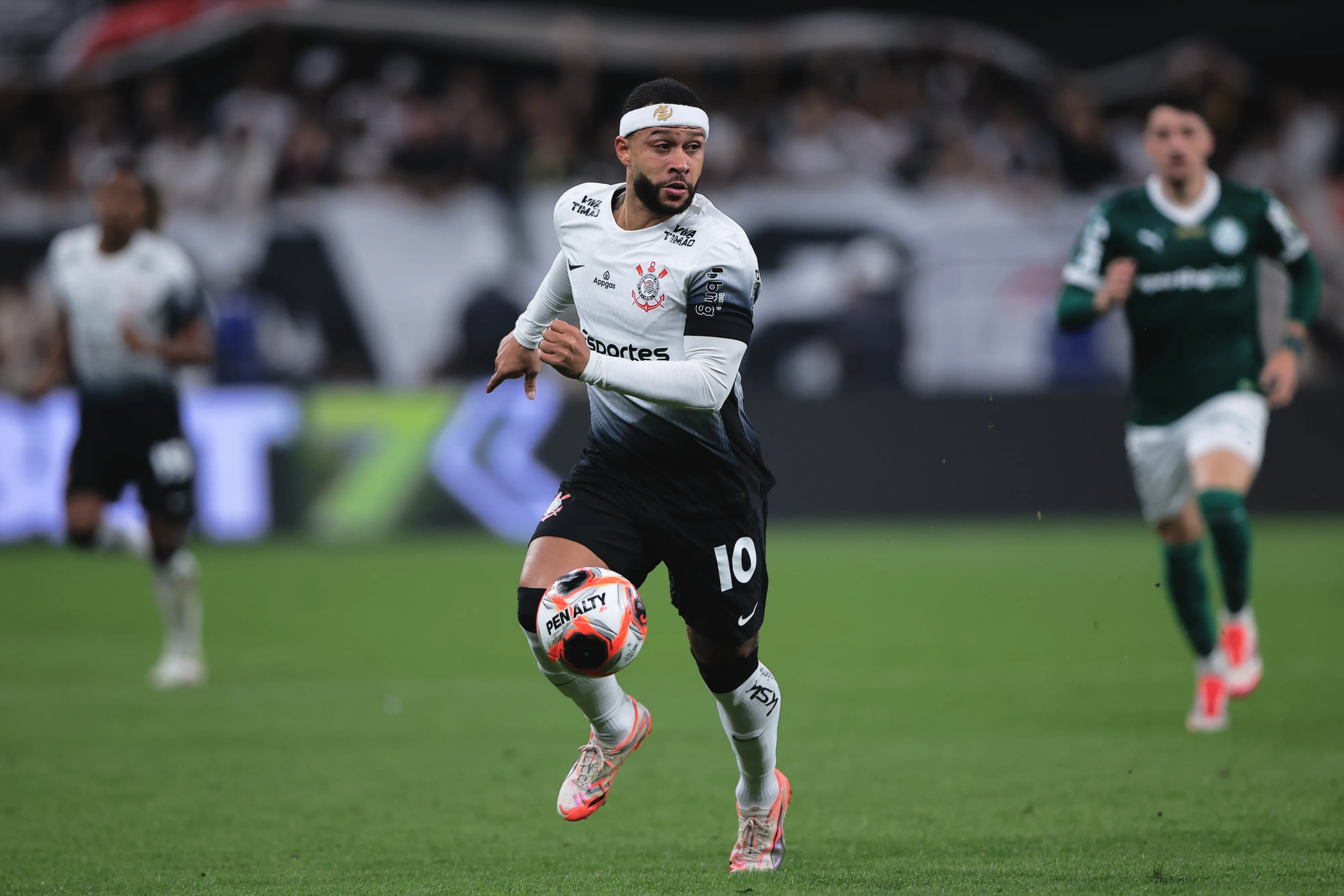 Memphis Depay jogador do Corinthians durante partida contra o Palmeiras no estadio Arena Corinthians pelo campeonato Paulista 2025. Foto: Ettore Chiereguini/AGIF
