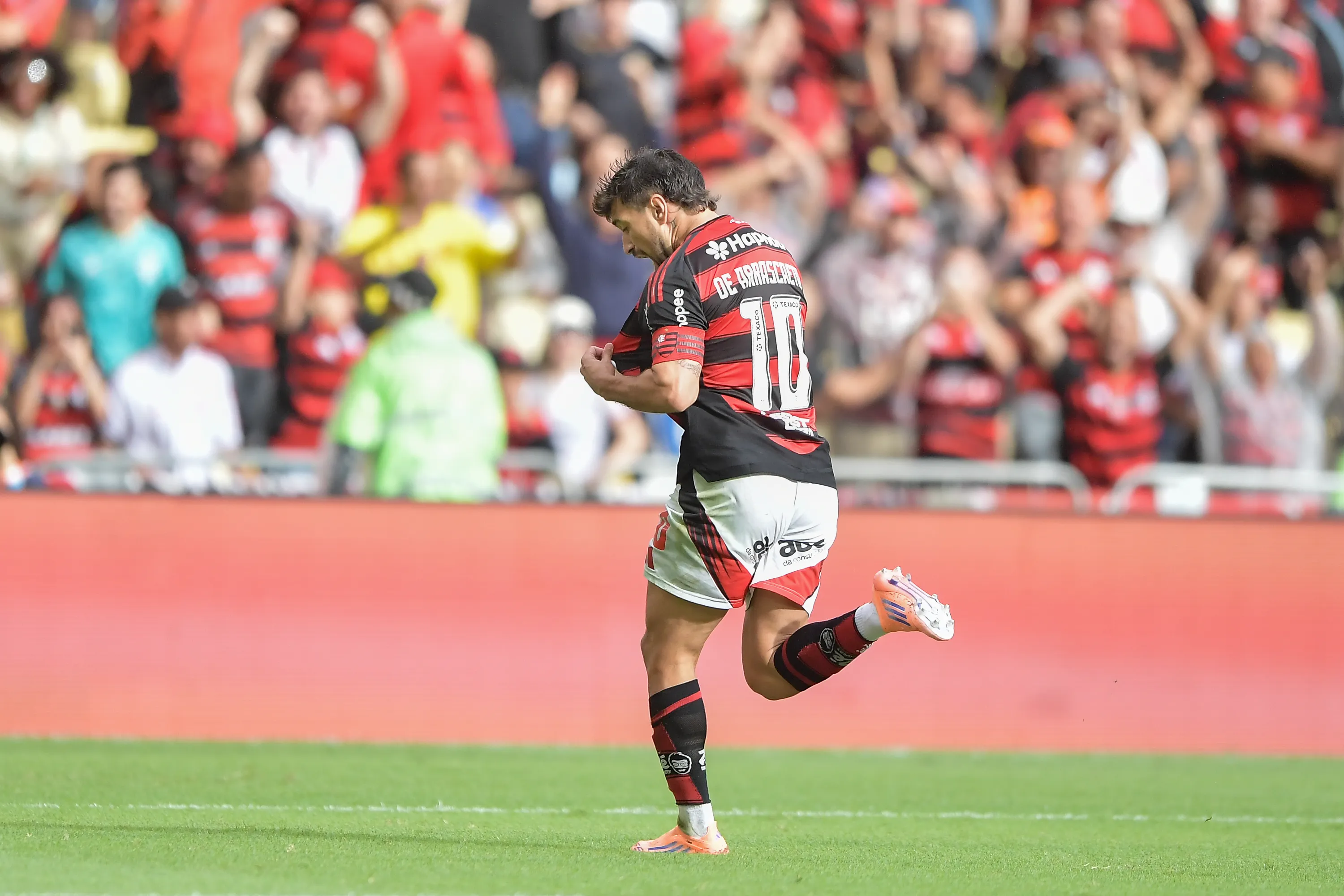 Arrascaeta jogador do Flamengo comemora seu gol durante partida contra o Palmeiras no estadio Maracana pelo campeonato Brasileiro A 2025. Foto: Thiago Ribeiro/AGIF