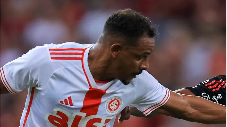 Fernando, volante do Inter em partida pelo campeonato brasileiro (Foto: Buda Mendes/Getty Images)