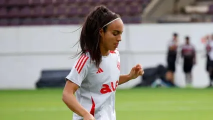 Marzia, meia do Internacional, em campo pelo elenco