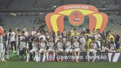 Jogadores do Corinthians comemoram título de campeão após partida contra o Vasco. Foto: Thiago Ribeiro/AGIF