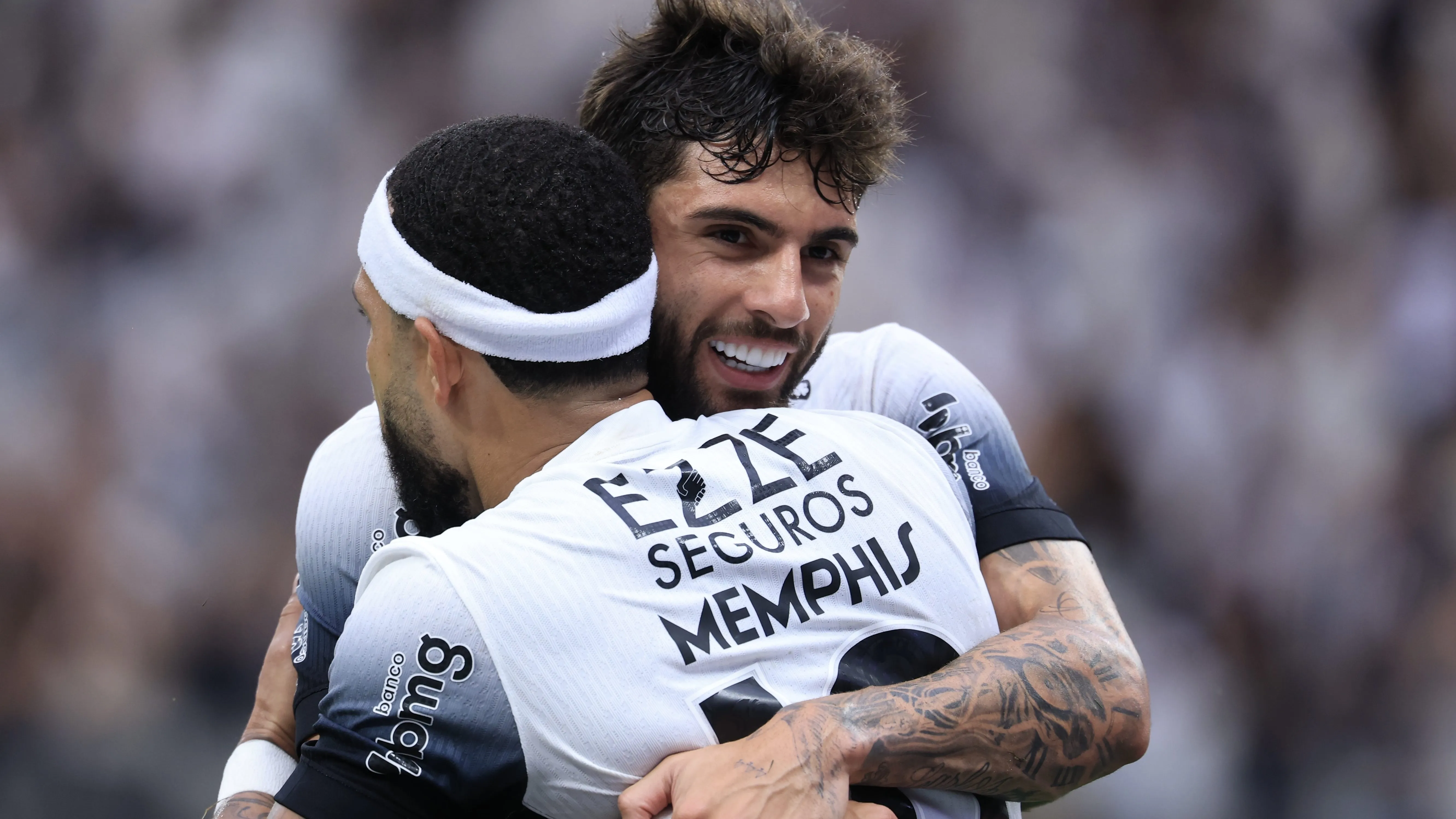 Yuri Alberto e Memphis Depay. Foto: Marcello Zambrana/AGIF