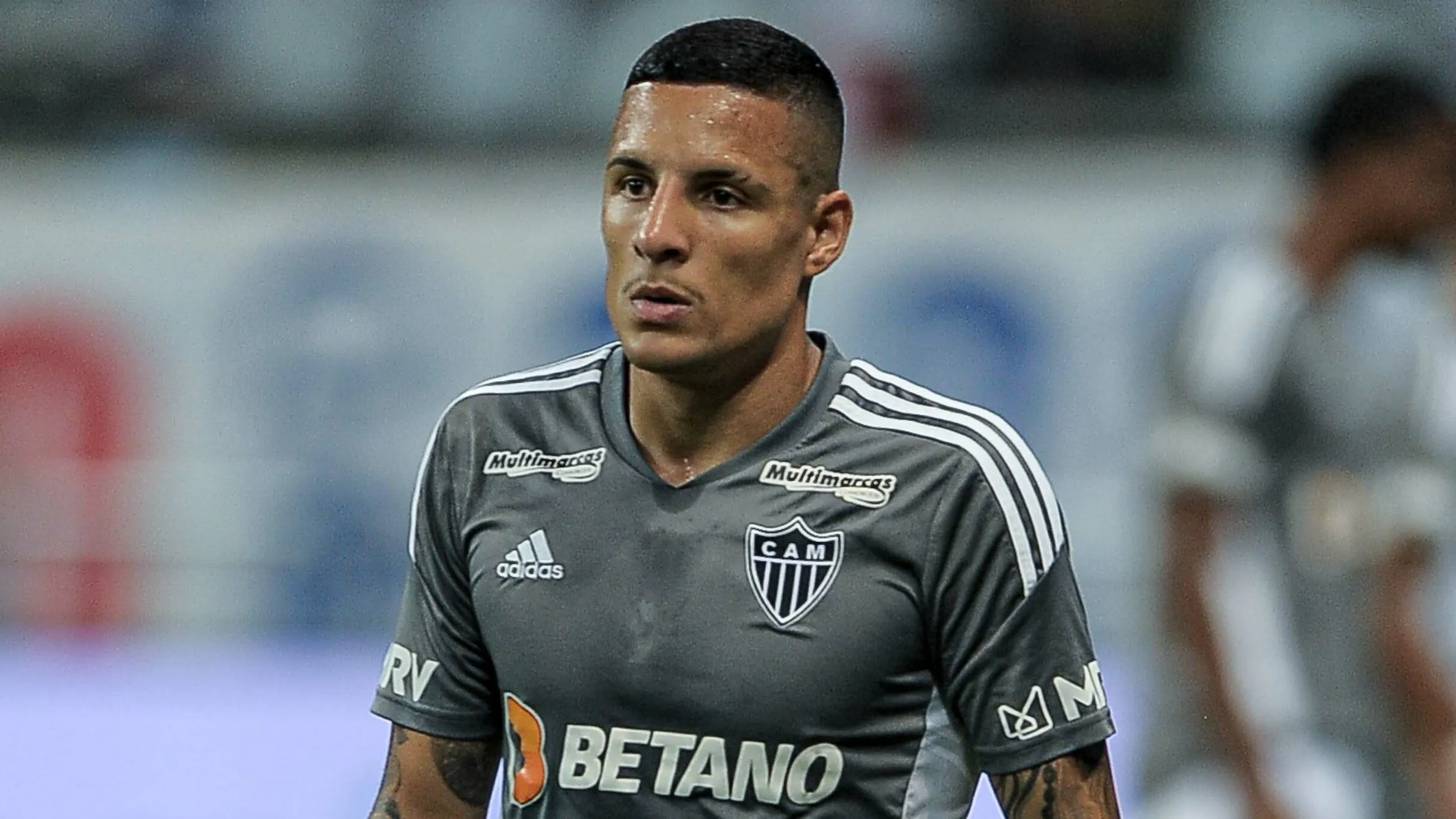 Guilherme Arana em campo pelo Galo. Foto: Jhony Pinho/AGIF