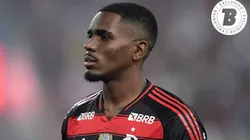 Evertton Araújo leva vantagem sobre volantes gremistas. Foto: Thiago Ribeiro/AGIF