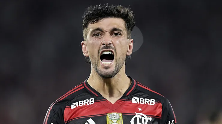 RJ - RIO DE JANEIRO - 22/11/2025 - BRASILEIRO A 2025, FLAMENGO X BRAGANTINO - Arrascaeta jogador do Flamengo comemora seu gol durante partida contra o Bragantino no estadio Maracana pelo campeonato Brasileiro A 2025. Foto: Alexandre Loureiro/AGIF