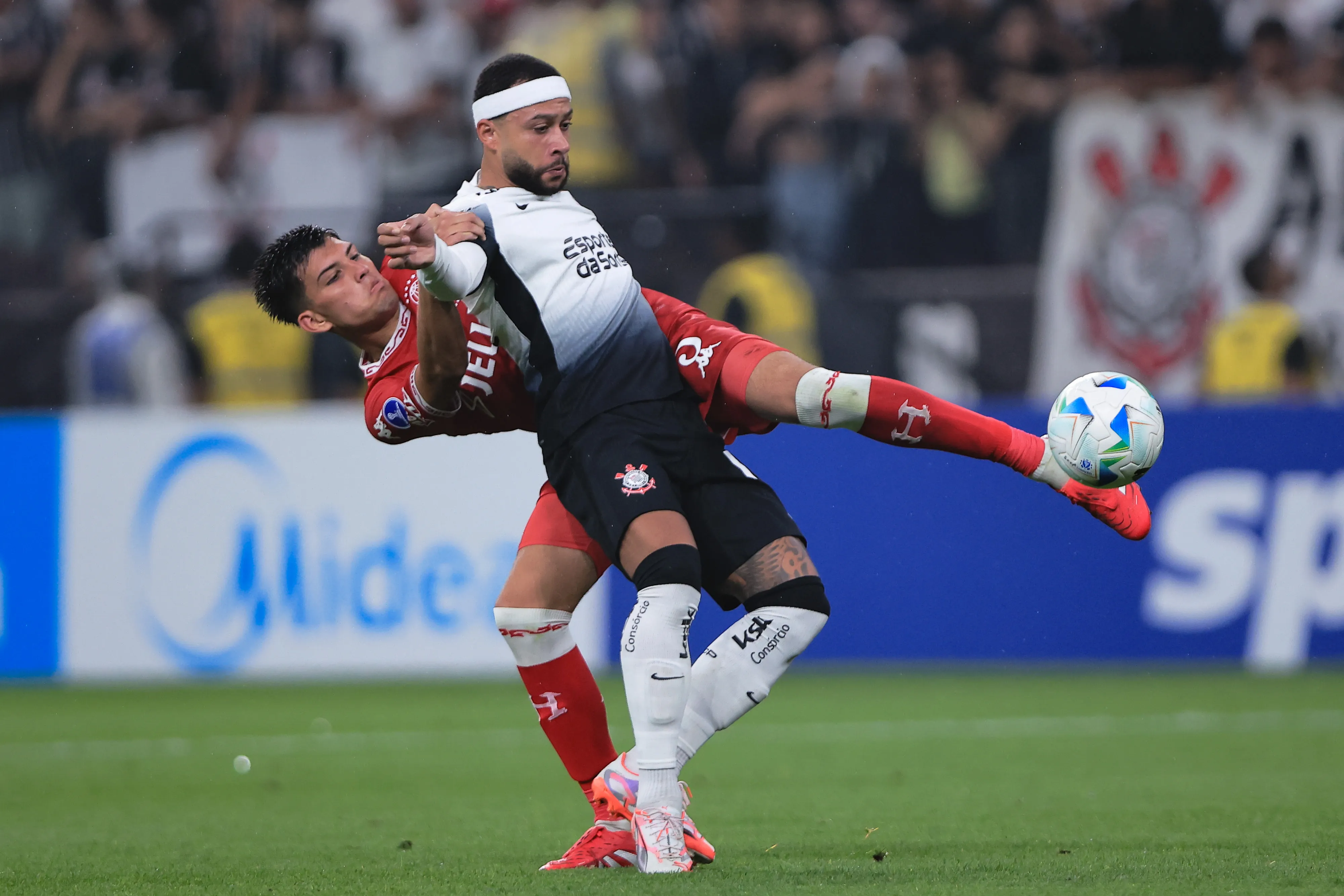 Memphis Depay jogador do Corinthians disputa lance com Perez jogador do Huracan. Foto: Ettore Chiereguini/AGIF