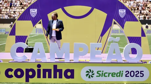 Reinaldo Carneiro Bastos presidente da Federacao Paulista de Futebol durante premiacao do jogo entre Sao Paulo e Corinthians no estadio Pacaembu pelo campeonato Copa Sao Paulo 2025. Foto: Marcello Zambrana/AGIF