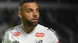 Guilherme, ex-jogador do Santos, durante partida contra o Corinthians no estadio Vila Belmiro pelo campeonato Brasileiro A 2025. Foto: Jota Erre/AGIF