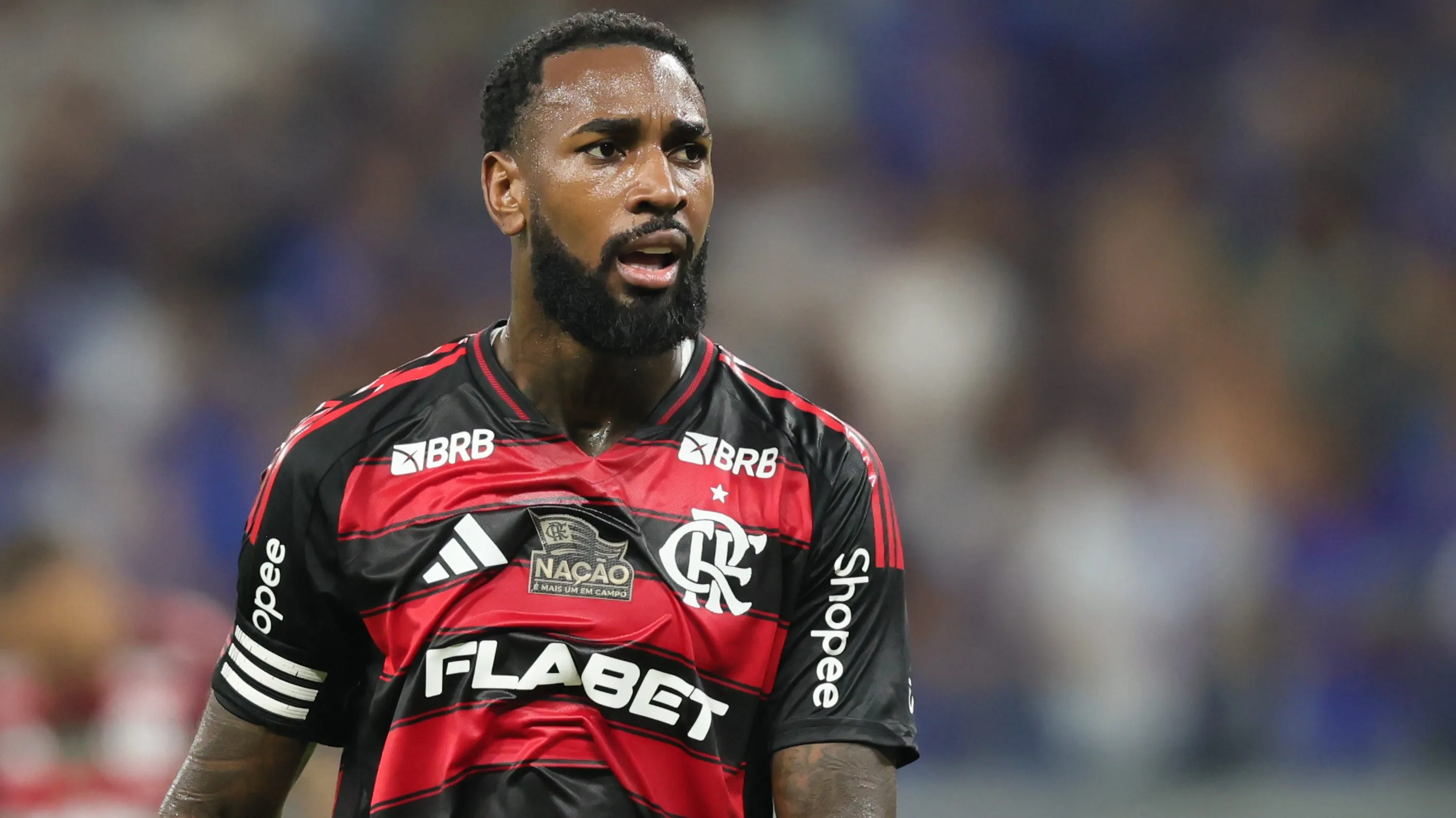Gerson, ex-jogador do Flamengo, durante partida contra o Cruzeiro no estádio Mineirão pelo campeonato Brasileiro A 2025. Foto: Gilson Lobo/AGIF