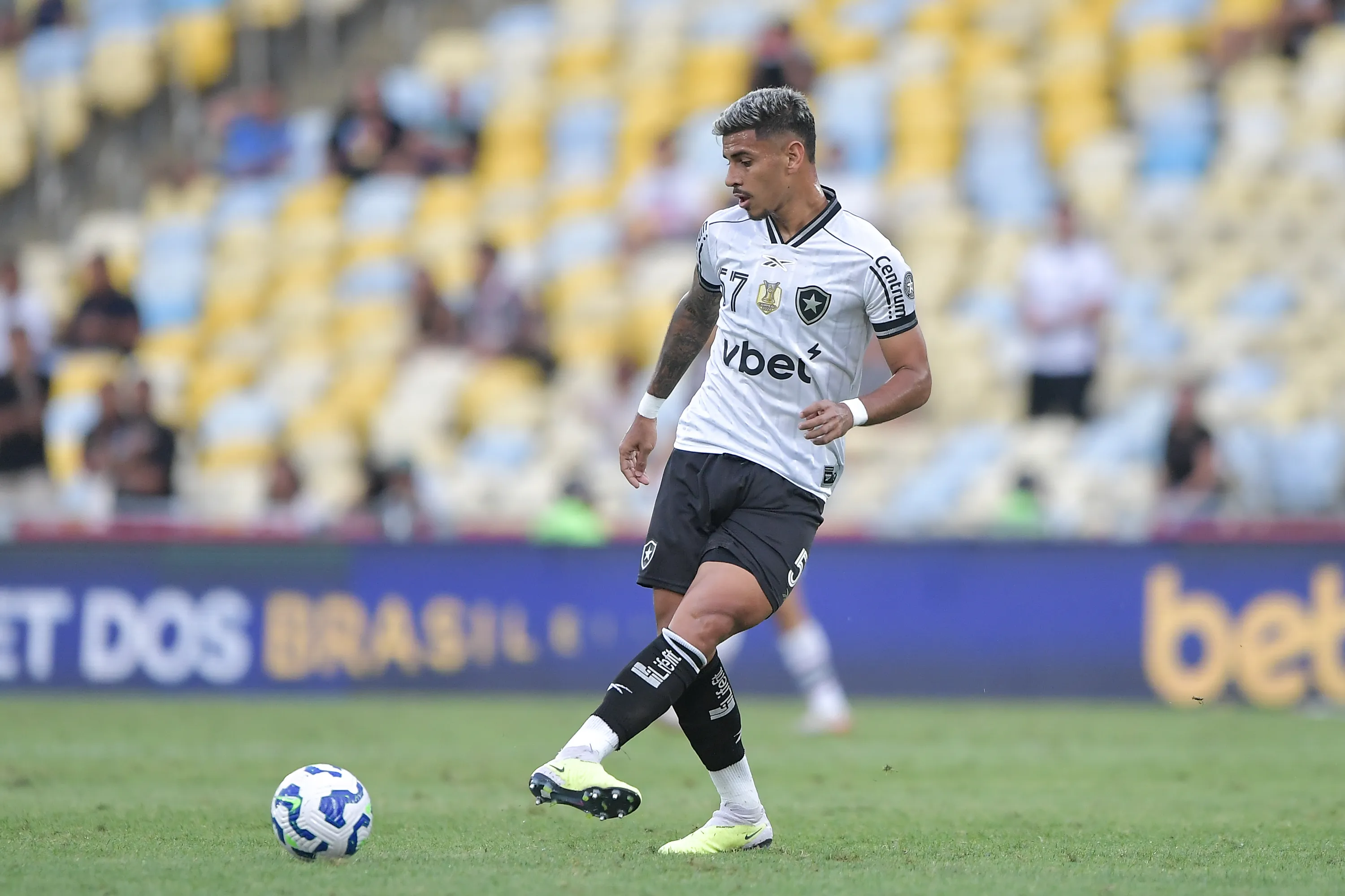 David Ricardo jogador do Botafogo durante partida contra o Fluminense no estadio Maracana pelo campeonato Brasileiro A 2025. Foto: Thiago Ribeiro/AGIF