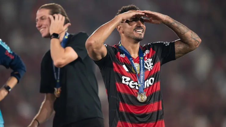 RJ - RIO DE JANEIRO - 03/12/2025 - BRASILEIRO A 2025, FLAMENGO X CEARA - Danilo jogador do Flamengo durante cerimonia de premiacao ao final da partida contra o Ceara no estadio Maracana pela decisao do campeonato Brasileiro A 2025. Foto: Jorge Rodrigues/AGIF