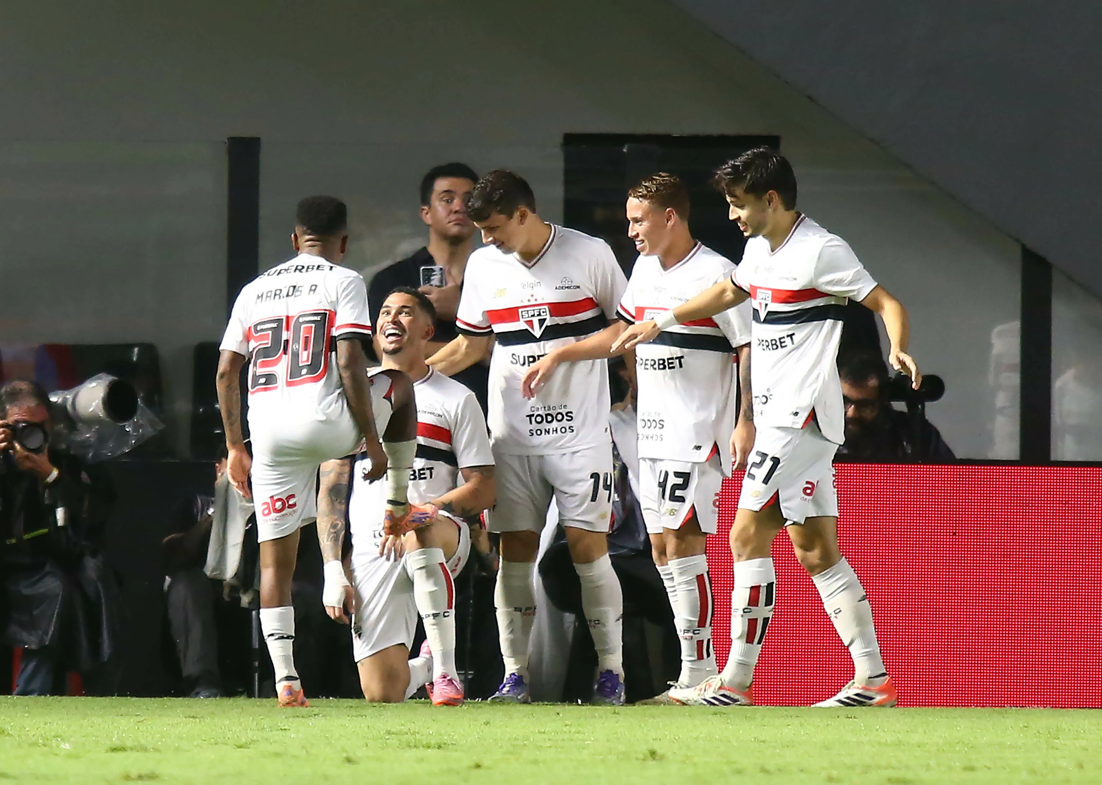 Luciano jogador do Sao Paulo comemora seu gol durante partida contra o Internacional no estadio Vila Belmiro pelo campeonato Brasileiro A 2025. Foto: Mauricio De Souza/AGIF