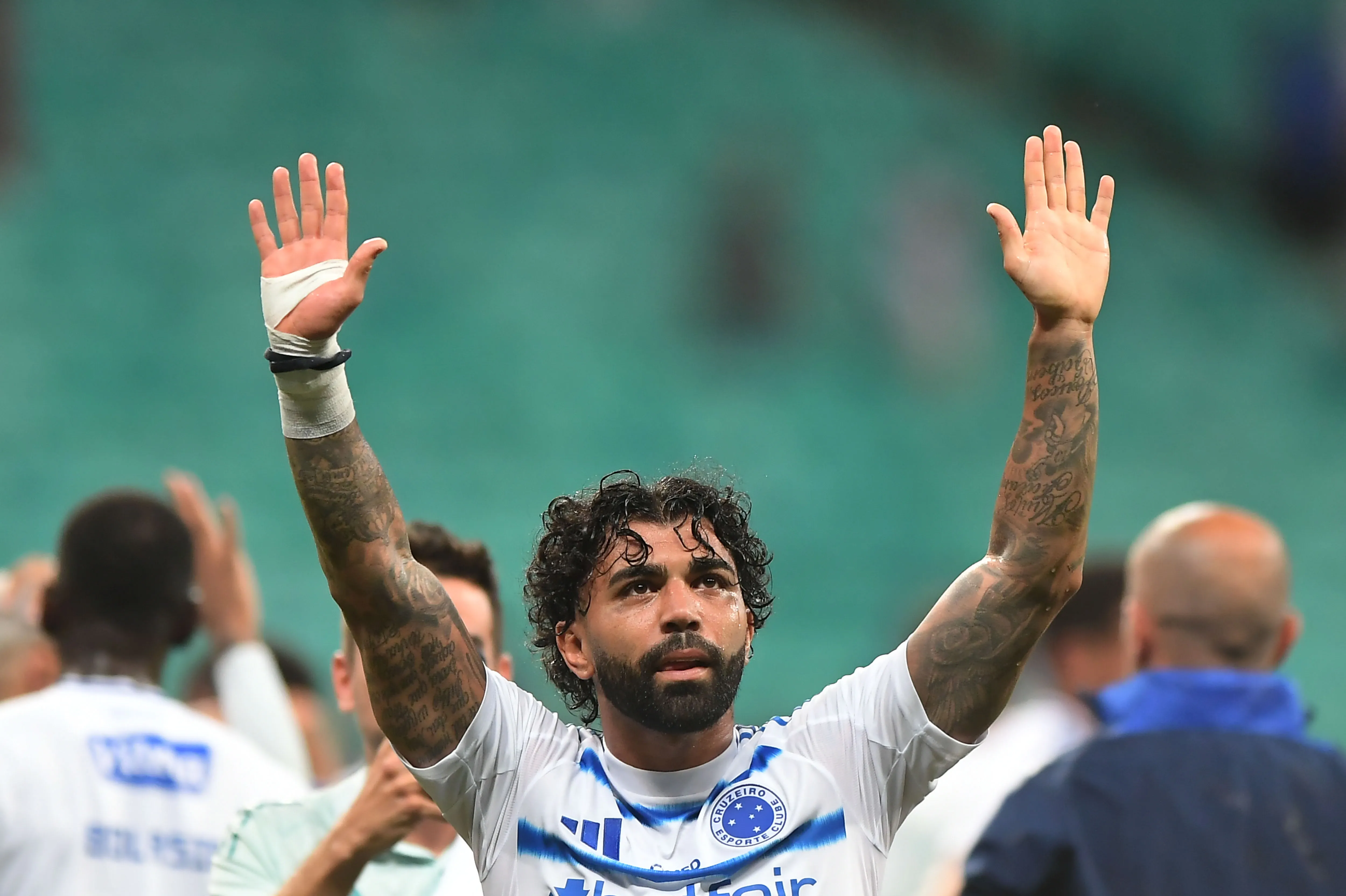 BA – SALVADOR – 15/09/2025 – BRASILEIRO A 2025, BAHIA X CRUZEIRO – Gabigol Jogador do Cruzeiro comemoram vitoria ao final da partida contra o Bahia no estadio Arena Fonte Nova pelo campeonato Brasileiro A 2025. Foto: Jhony Pinho/AGIF