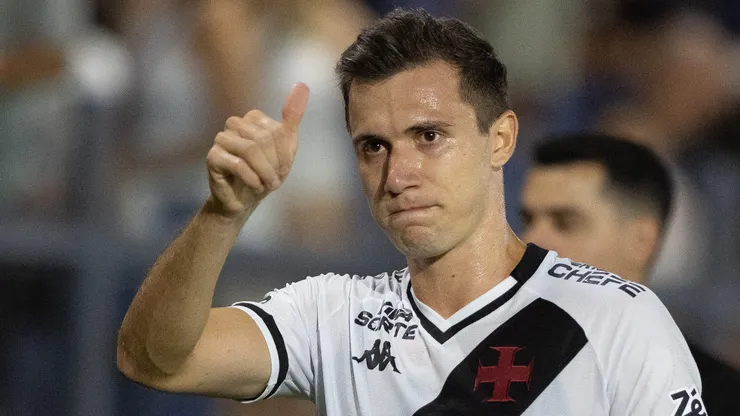 SP - BRAGANCA PAULISTA - 26/10/2025 - BRASILEIRO A 2025, BRAGANTINO X VASCO - Lucas Piton, JOGADOR do Vasco comemora vitoria ao final da partida contra o Bragantino no estadio Cicero De Souza Marques pelo campeonato Brasileiro A 2025. Foto: Joisel Amaral/AGIF