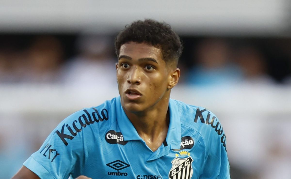 Santos encaminha venda de titular e está perto de lucrar quase R$ 100 milhões com Souza