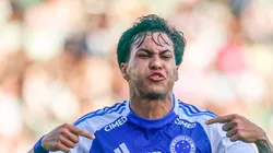 Kaio Jorge em campo com a camisa da Raposa.