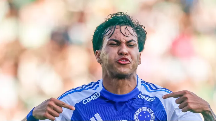 Kaio Jorge em campo com a camisa da Raposa.