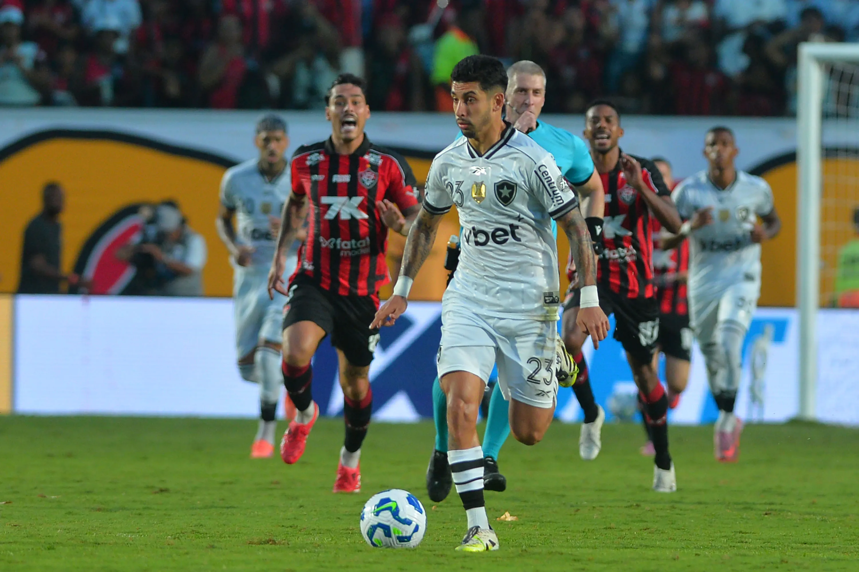 BA – SALVADOR – 09/11/2025 – BRASILEIRO A 2025, VITORIA X BOTAFOGO – Santiago Rodriguez jogador do Botafogo durante partida contra o Vitoria no estadio Barradao pelo campeonato Brasileiro A 2025. Foto: Walmir Cirne/AGIF