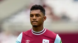 Luis Guilherme em campo com a camisa do West Ham.