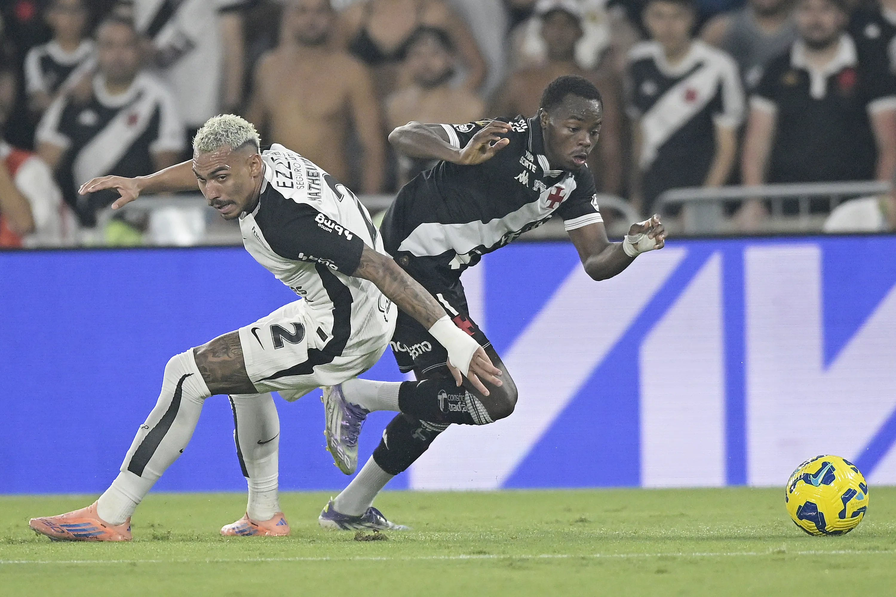RJ – RIO DE JANEIRO – 21/12/2025 – COPA DO BRASIL 2025, VASCO X CORINTHIANS – Andres Gomez jogador do Vasco disputa lance com Matheuzinho jogador do Corinthians durante partida no estadio Maracana pelo campeonato Copa Do Brasil 2025. Foto: Alexandre Loureiro/AGIF
