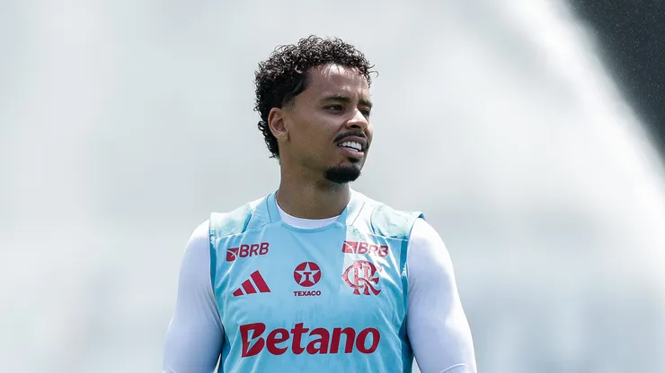 Allan durante treino no Ninho do Urubu